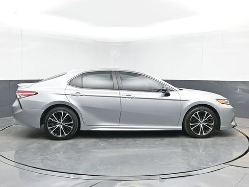 Used 2020 Toyota Camry SE FWD image 11