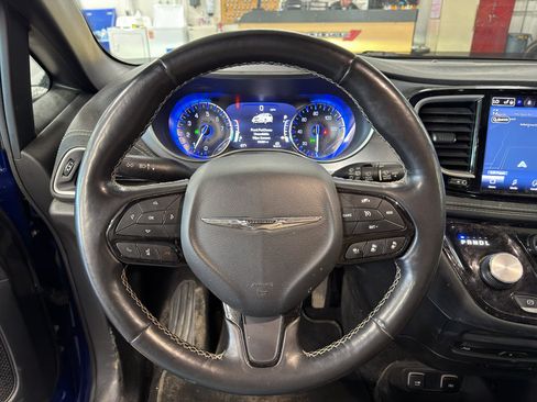 Used 2021 Chrysler Pacifica Touring-L w/ Uconnect Theater Family Group AWD/4WD image 6