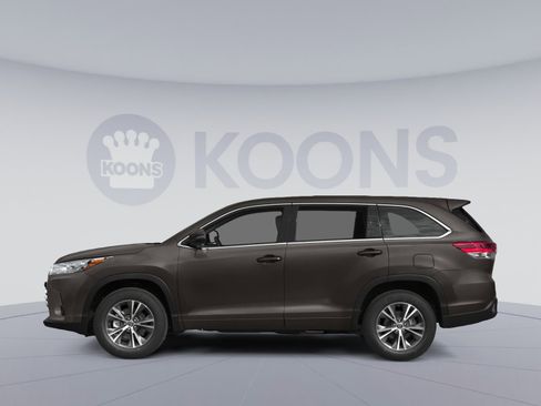 Used 2017 Toyota Highlander Plus w/ Carpet Mat Package AWD/4WD image 4