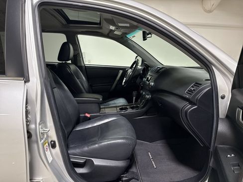 Used 2012 Toyota Highlander SE w/ Tow Pkg FWD image 22