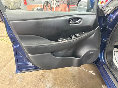 Used 2017 Nissan Leaf SV w/ Premium Package image 17