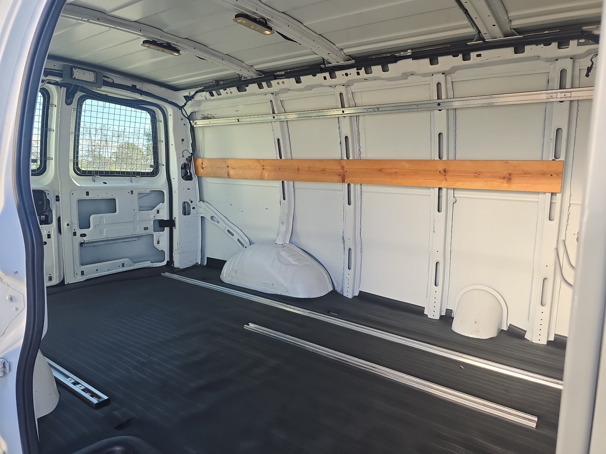 Used 2017 Chevrolet Express 2500 RWD image 14