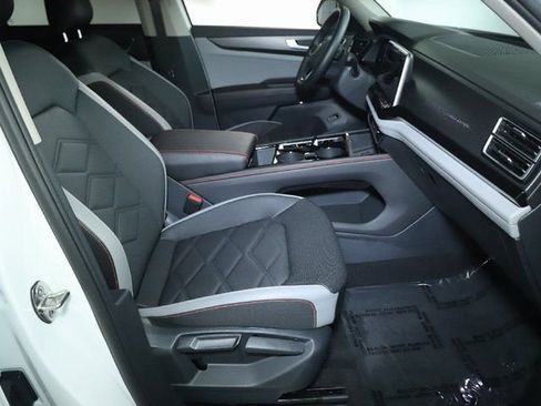 Used 2025 Volkswagen Atlas Peak Edition SE image 38