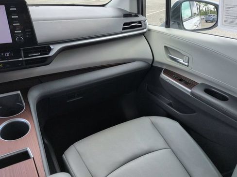 Certified 2024 Toyota Sienna XLE FWD image 17