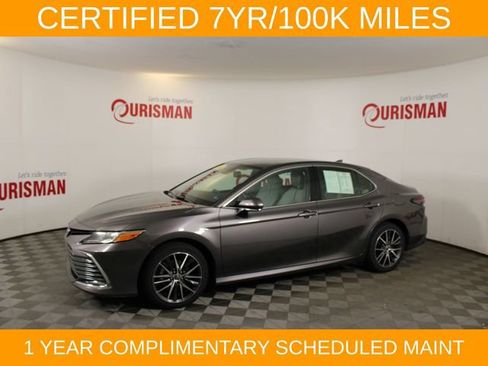 Used 2022 Toyota Camry XLE FWD image 3