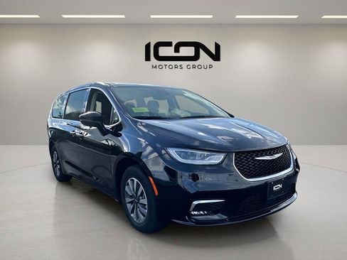 Used 2024 Chrysler Pacifica Select image 3