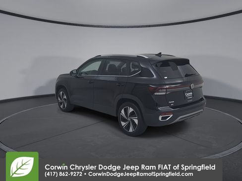 Used 2025 Volkswagen Taos SE AWD/4WD image 11