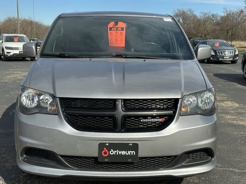 Used 2017 Dodge Grand Caravan SE image 2