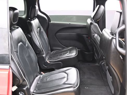 Used 2025 Chrysler Pacifica Limited FWD image 33