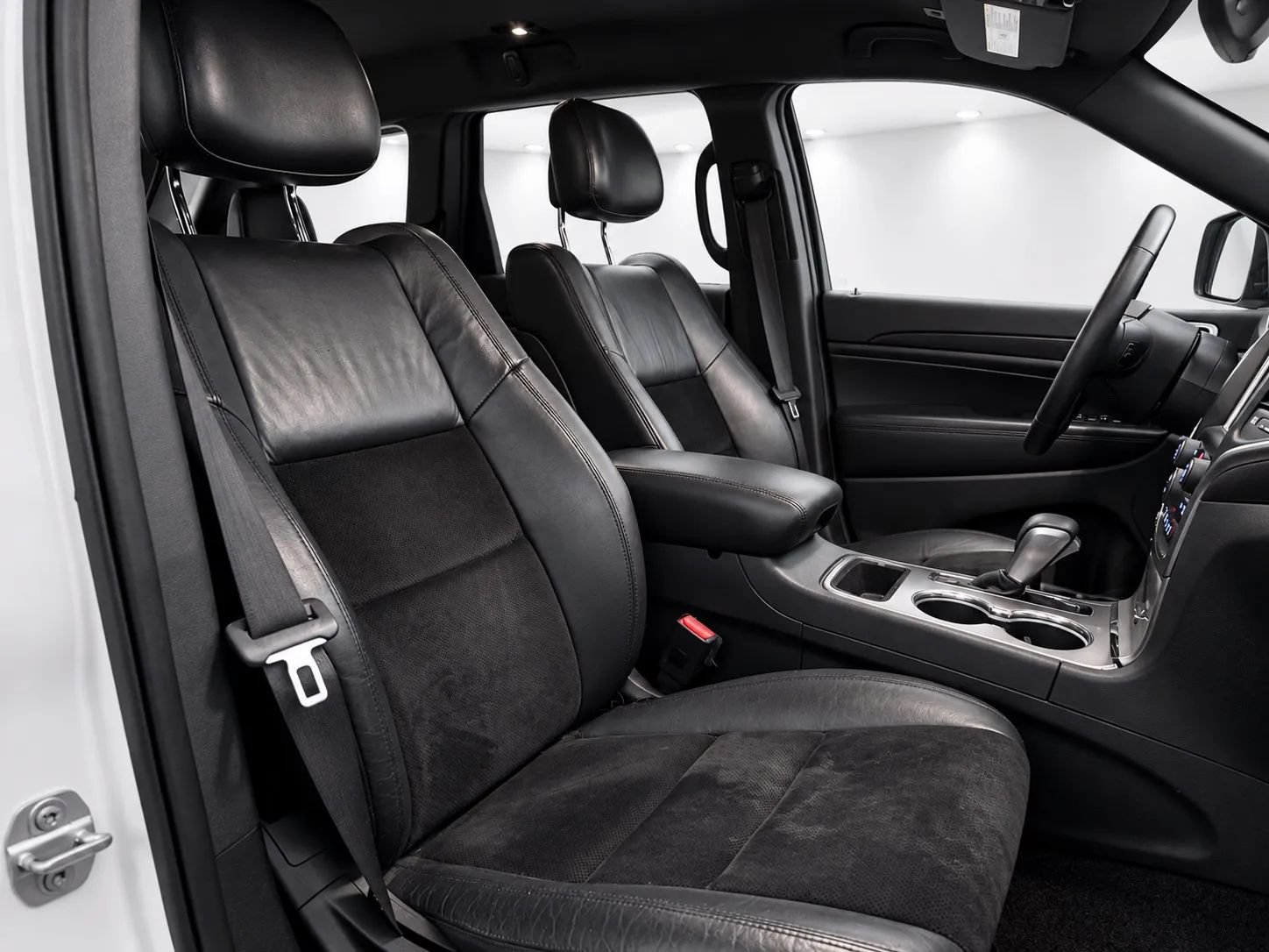 Used 2018 Jeep Grand Cherokee Altitude RWD image 16