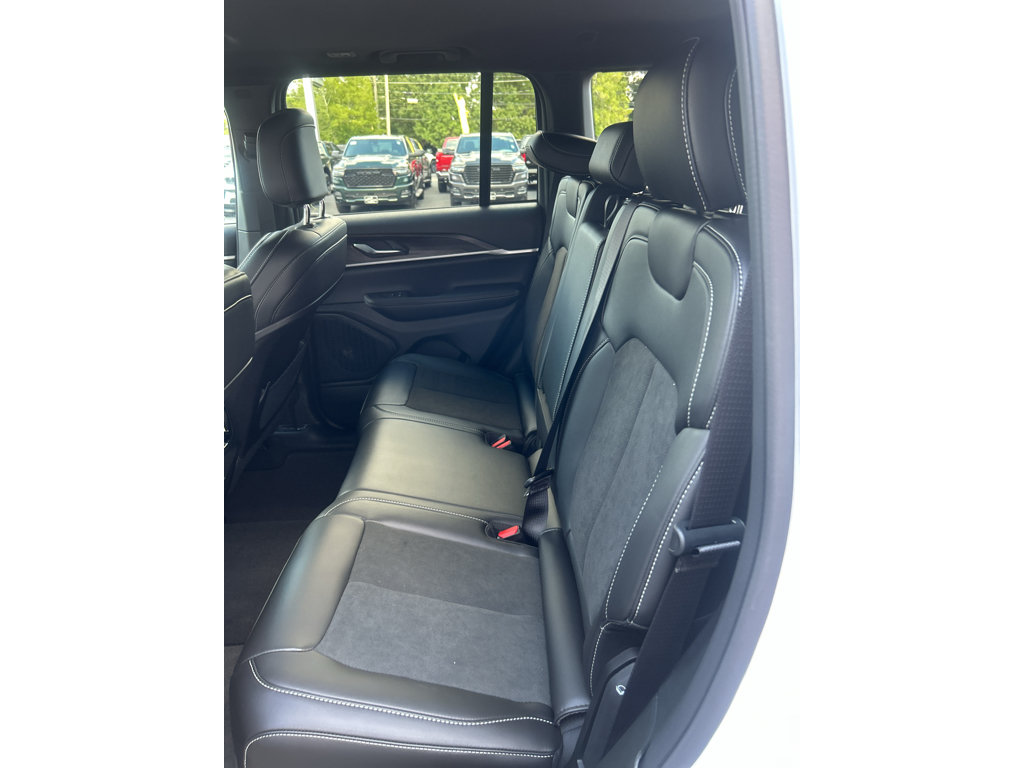 New 2027 Jeep Grand Cherokee Altitude AWD/4WD image 9