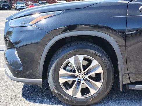 Used 2023 Toyota Highlander XLE image 6