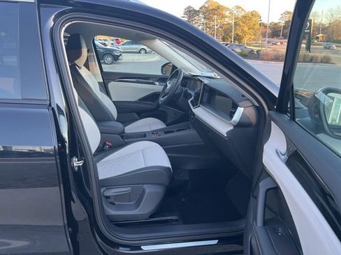 New 2026 Volkswagen Tiguan SE image 28