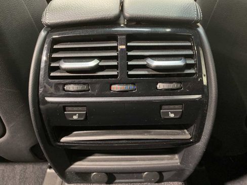 Used 2019 BMW 530e xDrive w/ Convenience Package image 25