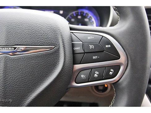Used 2023 Chrysler Pacifica Touring-L image 17