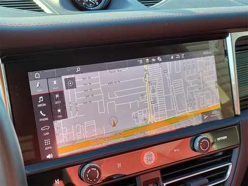 Certified 2025 Porsche Macan image 30