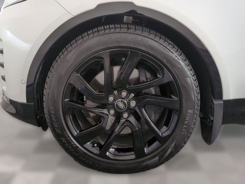 Certified 2025 Land Rover Discovery Dynamic SE image 9