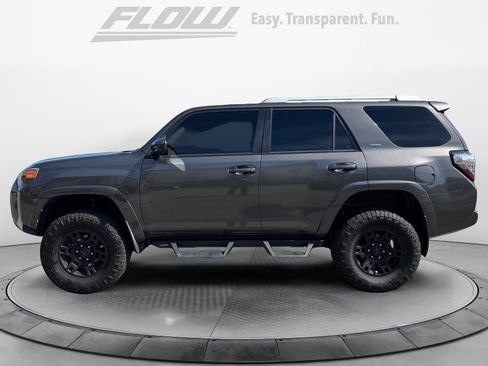 Used 2018 Toyota 4Runner SR5 AWD/4WD image 4