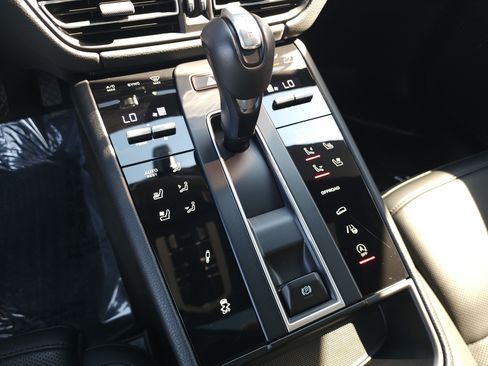 Used 2025 Porsche Macan Turbo AWD/4WD image 22