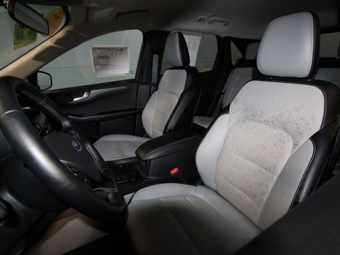 Used 2025 Ford Escape SE image 4