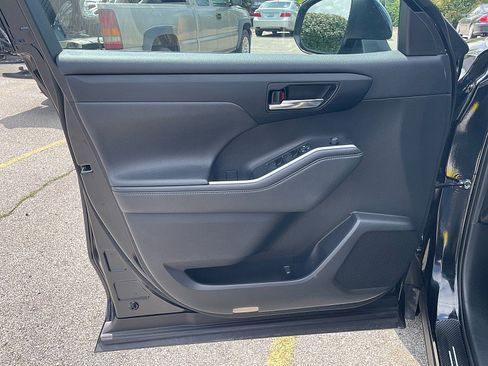 Used 2021 Toyota Highlander XLE image 11