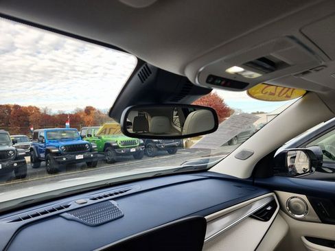 Used 2025 Buick Enclave Avenir w/ Trailering Package, 5000 lbs. image 15