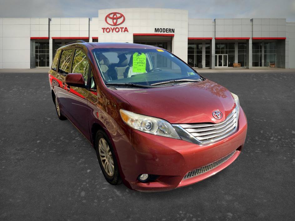 Used 2017 Toyota Sienna XLE w/ XLE Navigation Package FWD image 3
