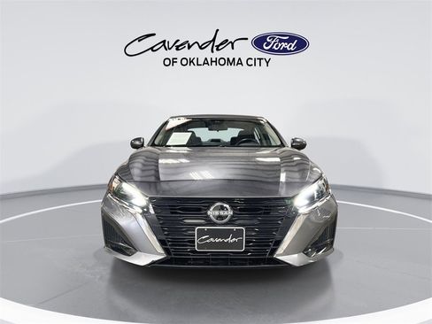 Used 2024 Nissan Altima 2.5 SV w/ SV Premium Package image 3