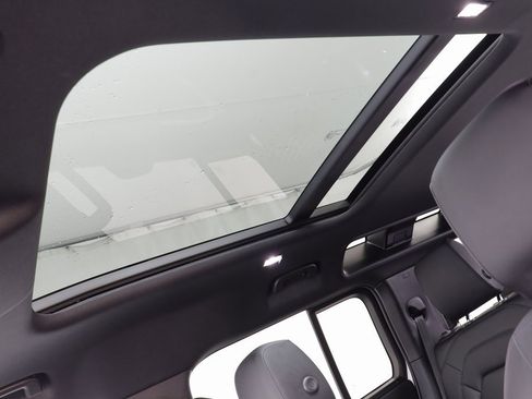 Used 2025 Land Rover Defender 110 X-Dynamic SE image 13