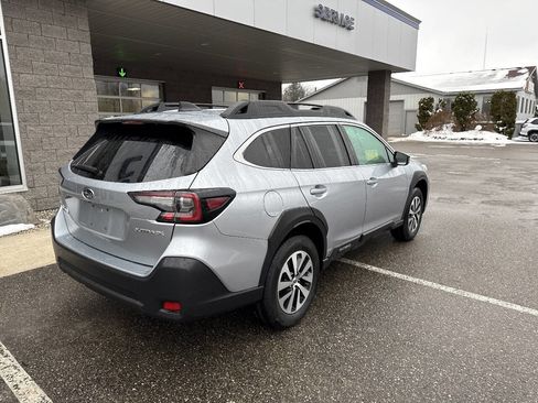 Used 2023 Subaru Outback Premium image 3