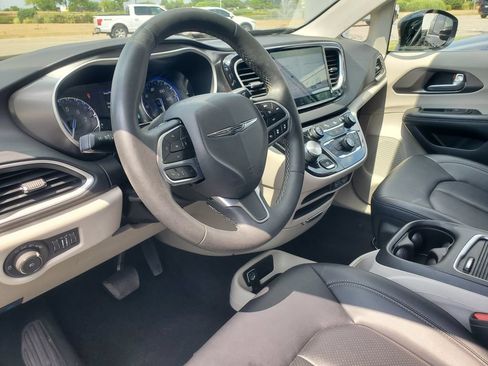 Used 2024 Chrysler Pacifica Touring-L FWD image 11