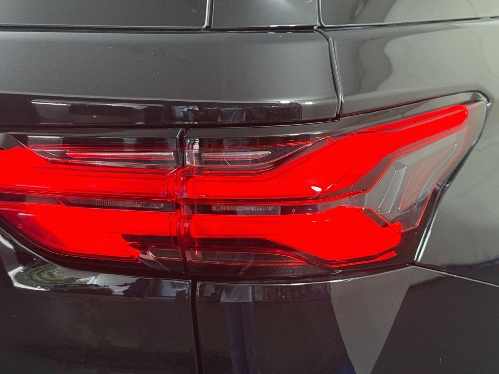 Used 2023 Chevrolet Traverse Premier FWD image 33