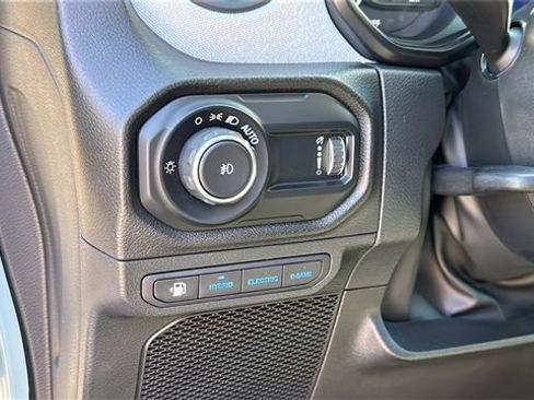 Used 2024 Jeep Wrangler Unlimited image 12