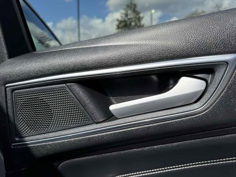 Used 2021 Ford Edge Titanium image 39