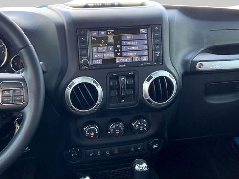 Used 2017 Jeep Wrangler Unlimited Rubicon w/ Connectivity Group AWD/4WD image 7