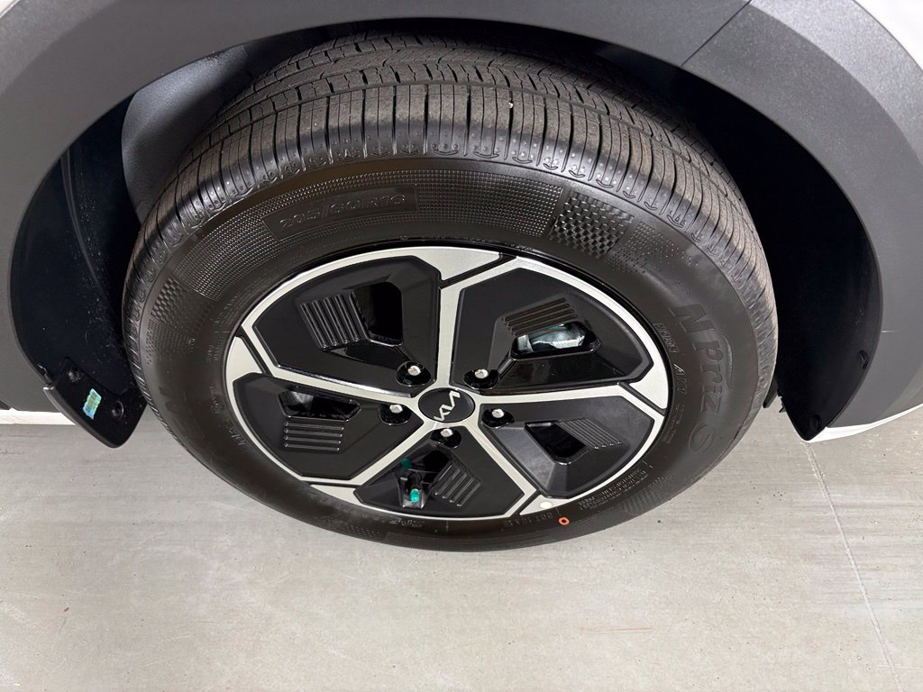 New 2026 Kia Niro EX FWD image 11