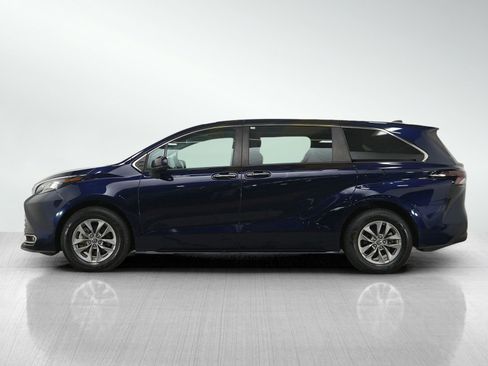 Used 2023 Toyota Sienna XLE FWD image 2