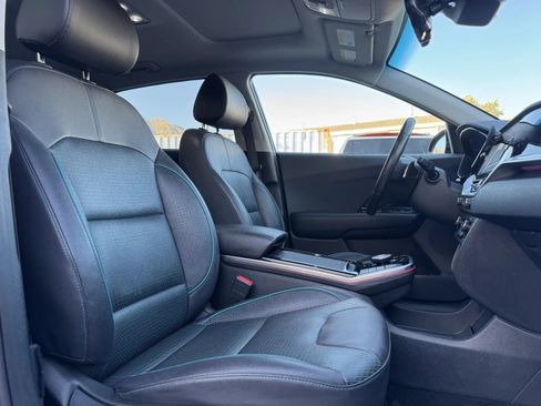 Used 2022 Kia Niro EX Premium w/ Cold Weather Package FWD image 17