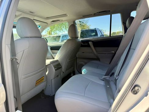 Used 2011 Toyota Highlander SE w/ Tow Pkg AWD/4WD image 14