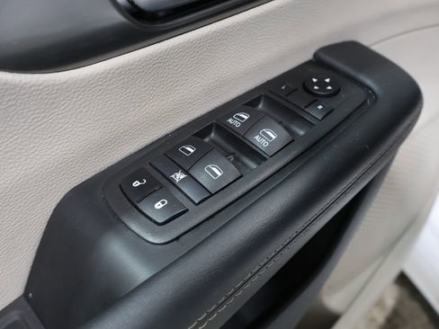 Certified 2024 Chrysler Pacifica Touring-L image 16