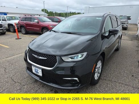 Used 2023 Chrysler Pacifica Touring-L FWD image 6