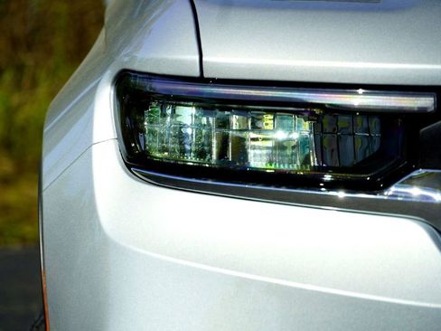 New 2025 Jeep Grand Cherokee Laredo w/ Luxury Tech Group I image 3