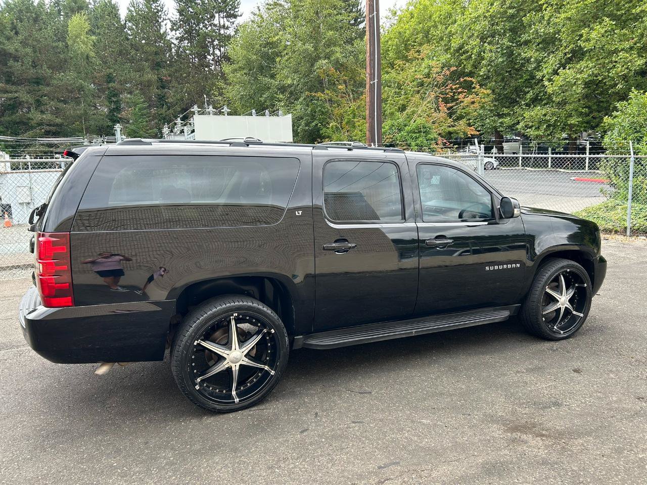 Used 2012 Chevrolet Suburban LT w/ Luxury Package AWD/4WD image 4