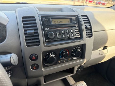 Used 2005 Nissan Frontier SE w/ (J01) Sunroof Pkg image 11