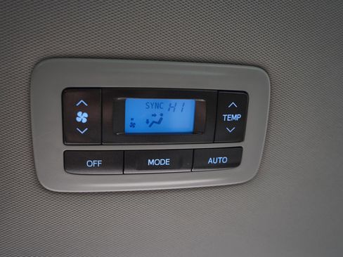 Used 2015 Toyota Sienna XLE image 21