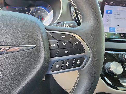 Used 2023 Chrysler Pacifica Touring-L FWD image 21