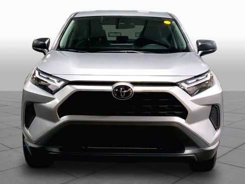 Used 2023 Toyota RAV4 LE AWD/4WD image 4