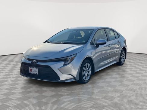 Used 2025 Toyota Corolla LE image 3