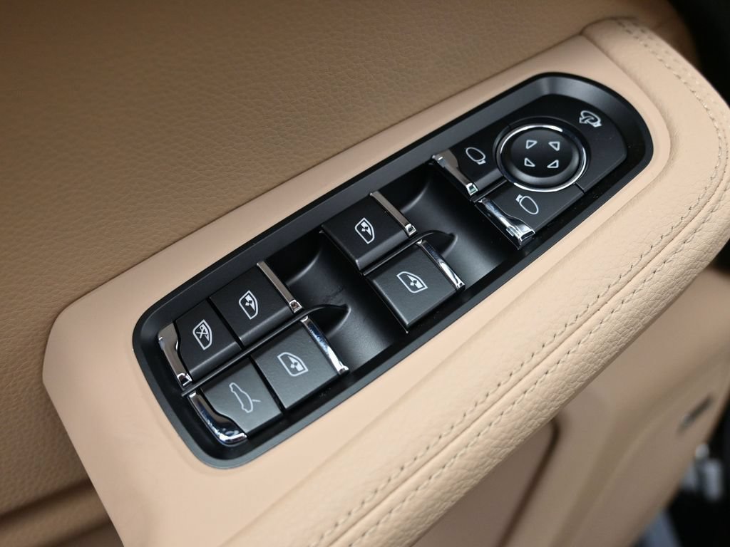 Used 2026 Porsche Macan AWD/4WD image 19