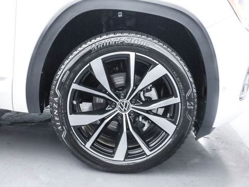 Used 2025 Volkswagen Atlas SEL Premium R-Line image 32